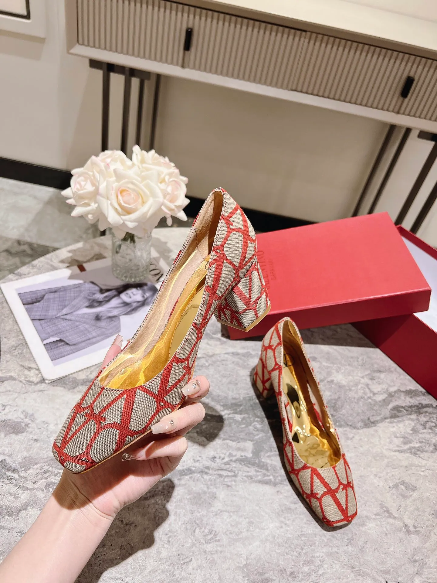 👟👟Ex-factory price 440👟👟 Genuine leather sole +40 Top version 𝑉𝐴𝐿𝐸𝑁𝑇𝐼𝑁𝑂 Valentino new spring and summer women's 5⃣️ color spring shoes. The unique [V logo fabric print pattern] brings out a full sense of high-end, and the new season will live up to expectations! Worth buying★Absolutely high-grade❥Original method, Absolutely sensual❥Elegant style, creating a different feeling, simple and elegant style!  Code number: 35-41 (34-42 customized) Fabric: Fabric printed cloth Lining: Sheepskin lining Heel height: 6cm～8.5cm2⃣️ options Leather outsole Rubber outsole